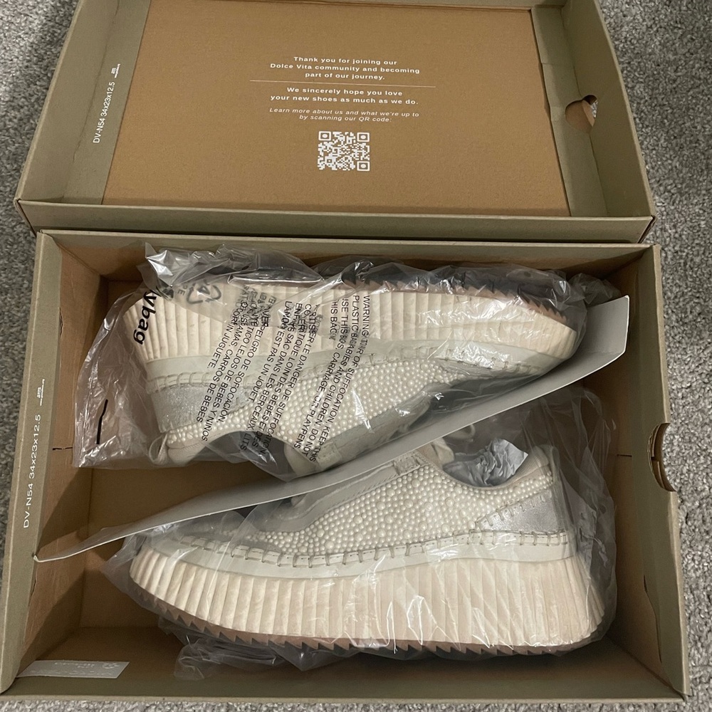 Dolce Vita Dolen Pearl Sneakers: color Vanilla Pearls size 8 (IVORY NOT WHITE) - Picture 4 of 11
